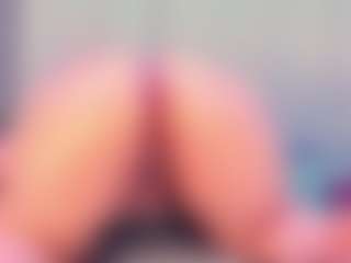 Live cam show with Julia Davis - Camel Toe on livesexfox.com