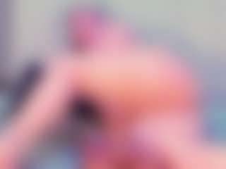 Live cam show with Julia Davis - Oil on TottyGirls