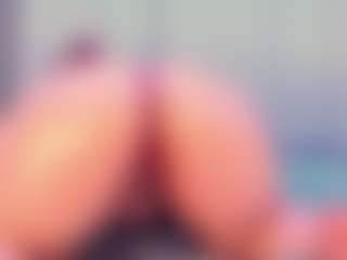 Live cam show with Julia Davis - Oil on justonemore.cc