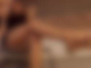 Live cam show with Renatta Cruz - Lesbian on CamwithHer