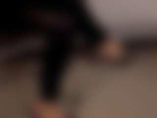 Live cam show with Renatta Cruz - Squirt on TeamSkeetLive
