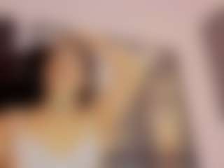 Live cam show with Renatta Cruz - Average on Camsoda