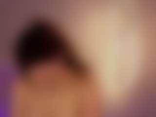 Live cam show with Renatta Cruz - Shaved Pussy on Camsoda