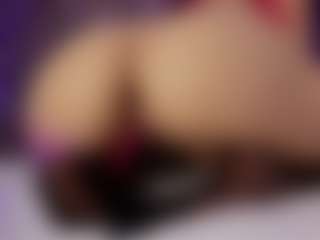 Live cam show with Renatta Cruz - Fingers on Camsoda