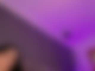Live cam show with Renatta Cruz - Bedroom on Camsoda