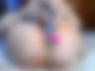 Live cam show with Sugarbutt - Petite on SmokeAndPoke