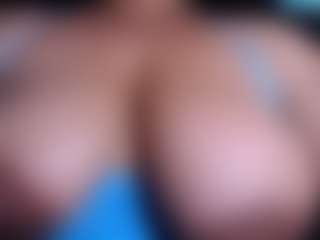 Live cam show with Ebony-olsson - Bedroom MILF on Camsoda