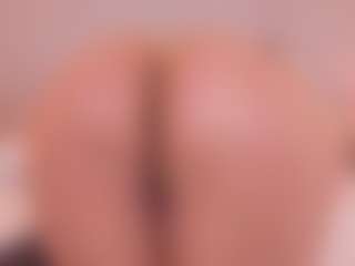 Live cam show with Biancax - Gagging on Camsoda