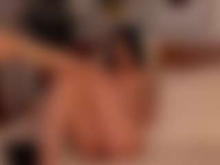 Live cam show with Luna Ruso - Fingering on SquirtSoMuch | colombia