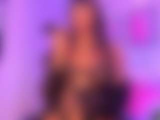 Live cam show with Luna - Shaved Pussy on Camsoda
