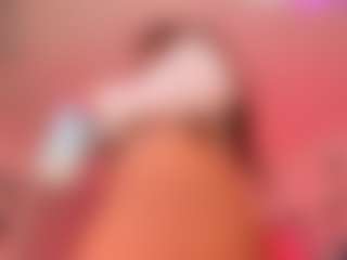 Live cam show with Luna - Kisses on CamSextacy