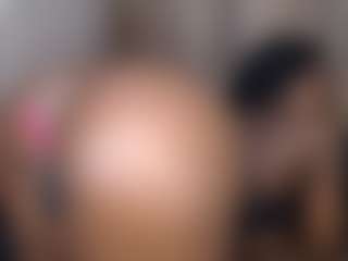Live cam show with Seductivevenus - Oil on Mixed Magazine Live