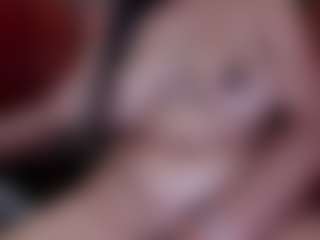 Laura Hills MILF webcam performer live streaming