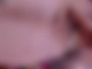 Live cam show with Laura Hills - Bikini on Chatstar