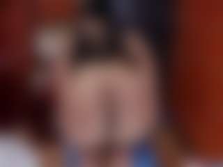 Laura Hills MILF webcam performer live streaming