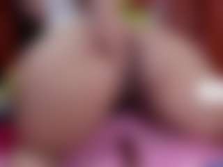 Laura Hills MILF webcam performer live streaming