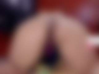 Live cam show with Laura Hills - Gagging on Camsoda