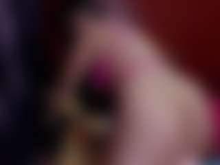 Live cam show with Laura Hills - Living Room on Camsoda