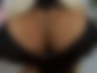 Miacoluxy's Live Sex Cam Show