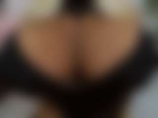 Miacoluxy's Live Sex Cam Show