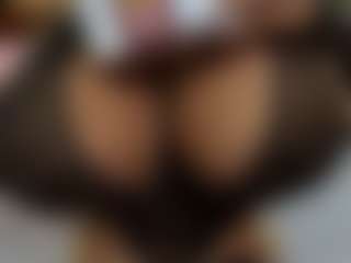 Miacoluxy's Live Sex Cam Show