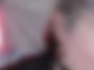 Live cam show with Esmeralda - Skinny MILF on StripNow