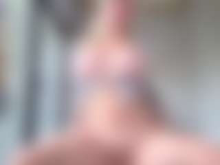 Live cam show with Megan-Ros - Bedroom Curvy on chickslive.net