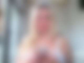 Live cam show with Megan-Ros - Bedroom Curvy on intimatelivegirls.com