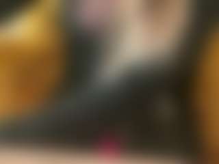 Live cam show with Elza Kom - Genital Piercings on Livezox