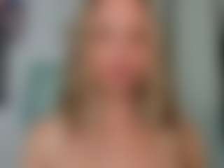 Live cam show with F1oraa - Moaning on Camming Site