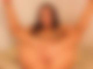 Live cam show with MileyRius - Ride on AdultVida.com