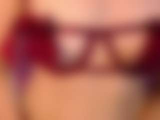 Live cam show with MilfRockRoll - Skinny on livesuperchat.net