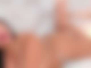 Live cam show with Carlee-Jones - Fingers on madthumbs