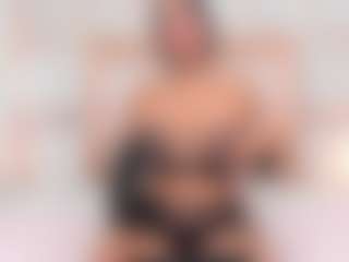 Live cam show with Carlee-Jones - Shaved Pussy on eurowanks.com