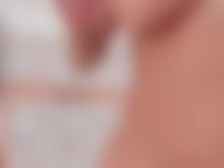 Live cam show with Carlee-Jones - Fingers on Camsoda