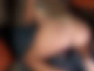 LauraColor MILF webcam performer live streaming