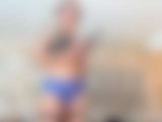 Live cam show with Karla - Average on Camming Site