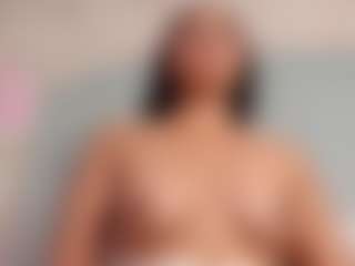Live cam show with Sofii-James - Petite on AdultVida.com