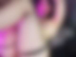 Live cam show with Hottie Ayleen - Small Tits on AdultVida.com