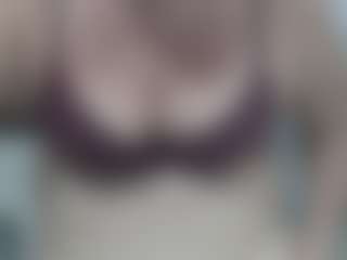 selenhax MILF webcam performer live streaming