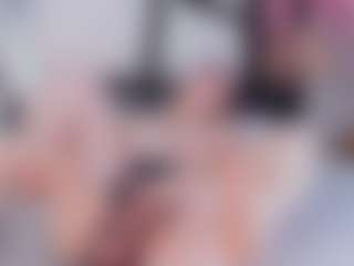 Live cam show with Elizabeth Adams - Shaved Pussy on live18s.com