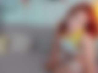 Live cam show with CreamyLissa - Petite on SpunkLive