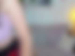 CreamyLissa MILF webcam performer live streaming