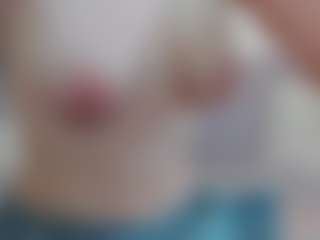 Live cam show with CreamyLissa - Petite on liverealitysex.com