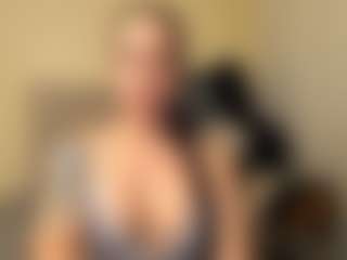 Live cam show with Salome - Athletic Blowjob on chickslive.net