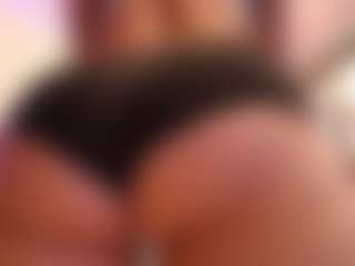 Live cam show with April-bowie - Athletic MILF on Gym Cam Girls