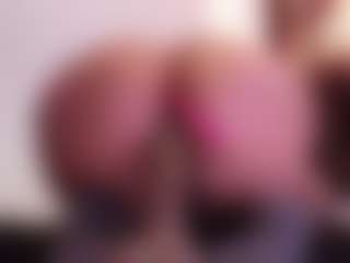 Live cam show with April-bowie - MILF on Camsoda Late Night