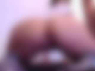 Live cam show with April-bowie - Curvy MILF on AdultVida.com