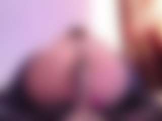 Live cam show with April-bowie - Athletic Middle Aged on TeamSkeetLive