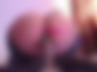 Live cam show with April-bowie - Curvy Small Tits on AdultVida.com